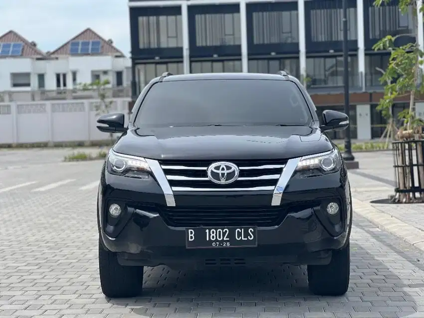 Toyota Fortuner 2.4 VRZ AT Diesel Hitam