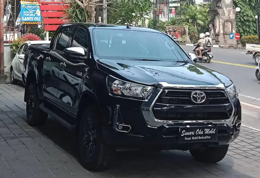 HILUX MANUAL DOBEL CABIN 2023 ASLI BALI KM 5 RB SEPERTI BARU