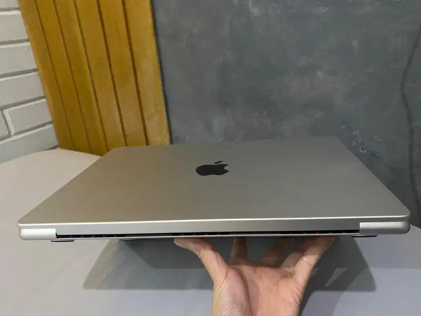 JUAL CEPAT MacBook Pro M3 14” Silver – RAM 8GB/512GB, Resmi iBox