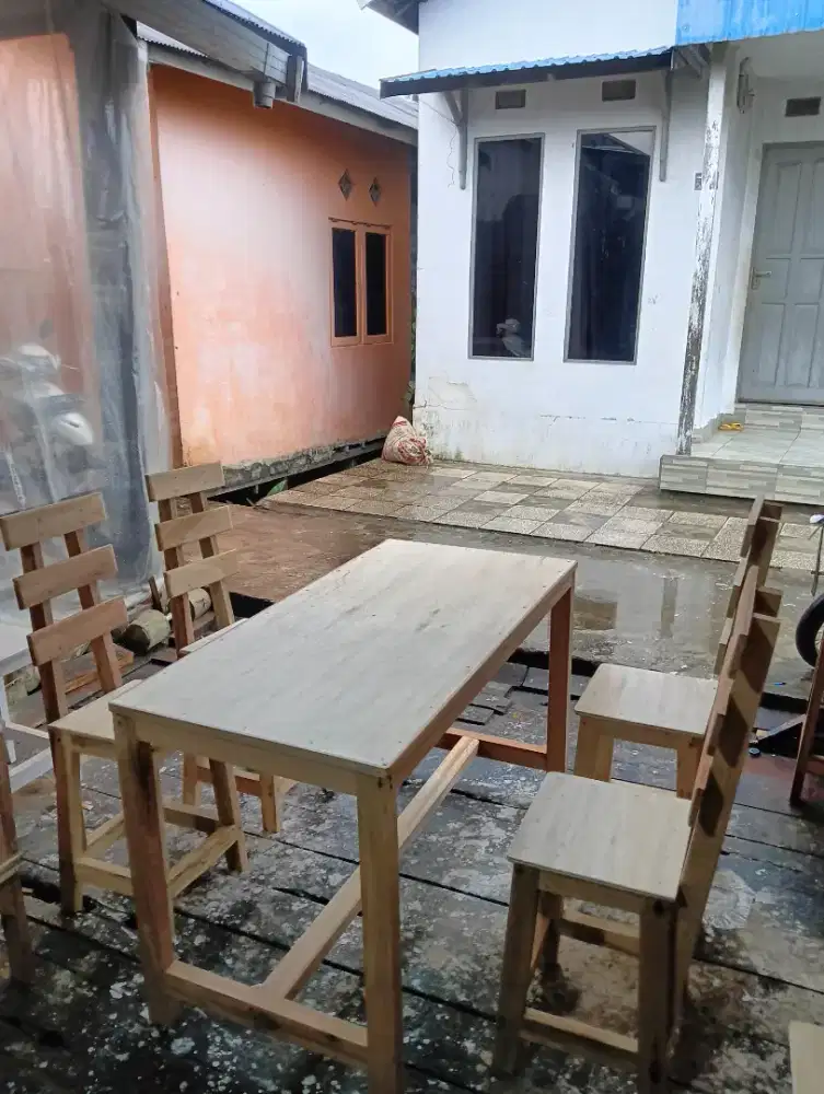 Meja makan + 4 kursi