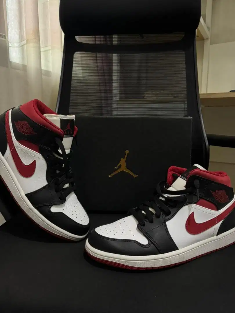 Air Jordan 1 Mid Metallic Red