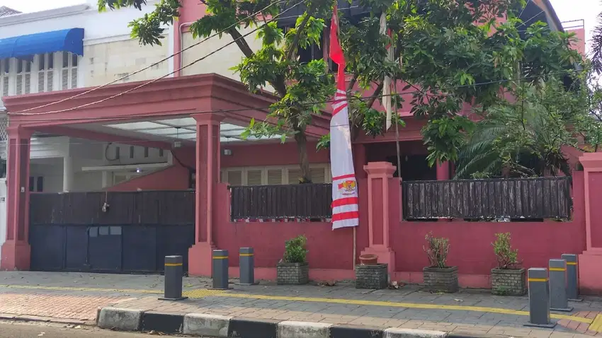 Dijual rumah 3 lantai lokasi strategis di jalan tebet timur raya.