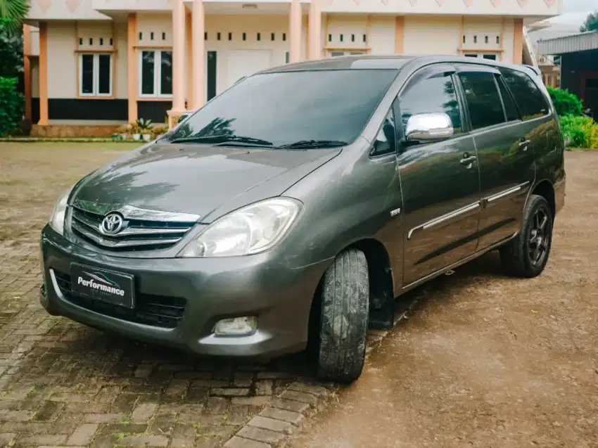 Toyota Kijang Innova 2.0 G Luxury AT (Bensin) Matic 2010 - Abu-abu