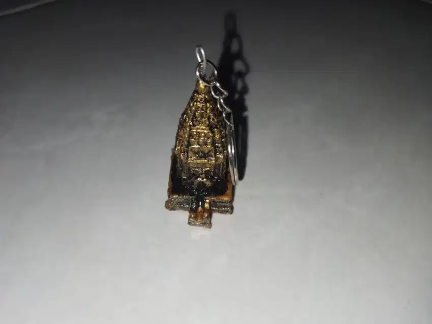 Gantungan kunci batu keramik, motif candi, kondisi ok, bisa nego