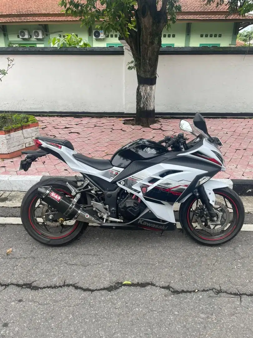 Kawasaki Ninja 250 ABS tahun 2014 warna putih, perfect condition