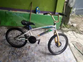 Sepeda BMX CANNONDALE