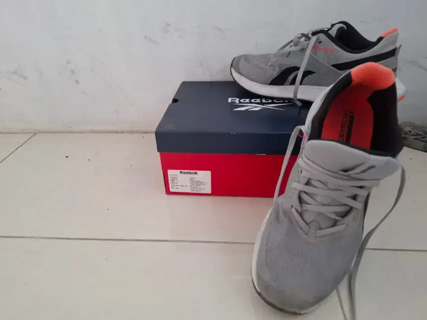 Jual sepatu running reebok jarang dipakai