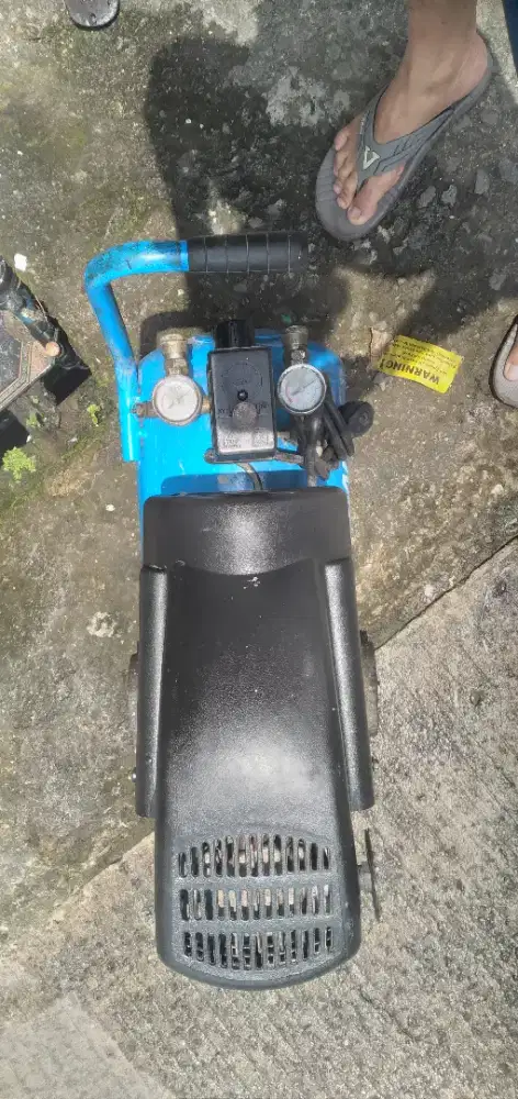 kompressor angin KRISBOW , 2HP , tangki 24 liter.