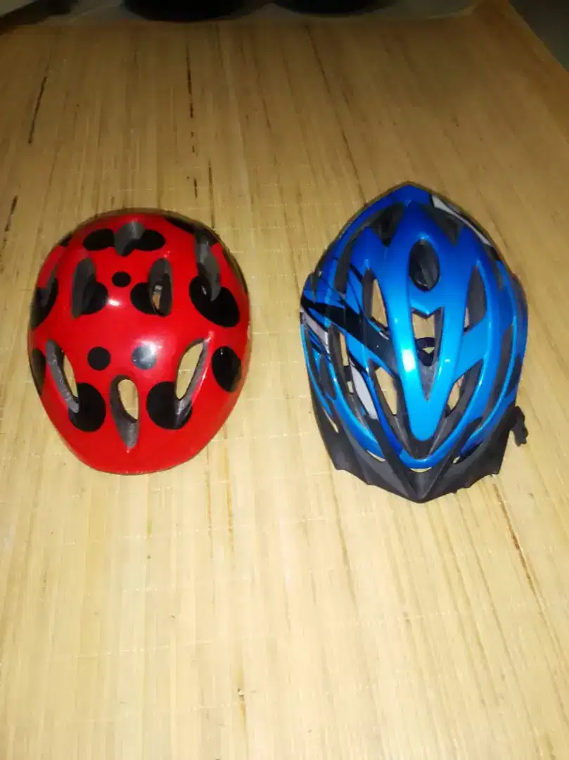 Sepasang helm sepeda