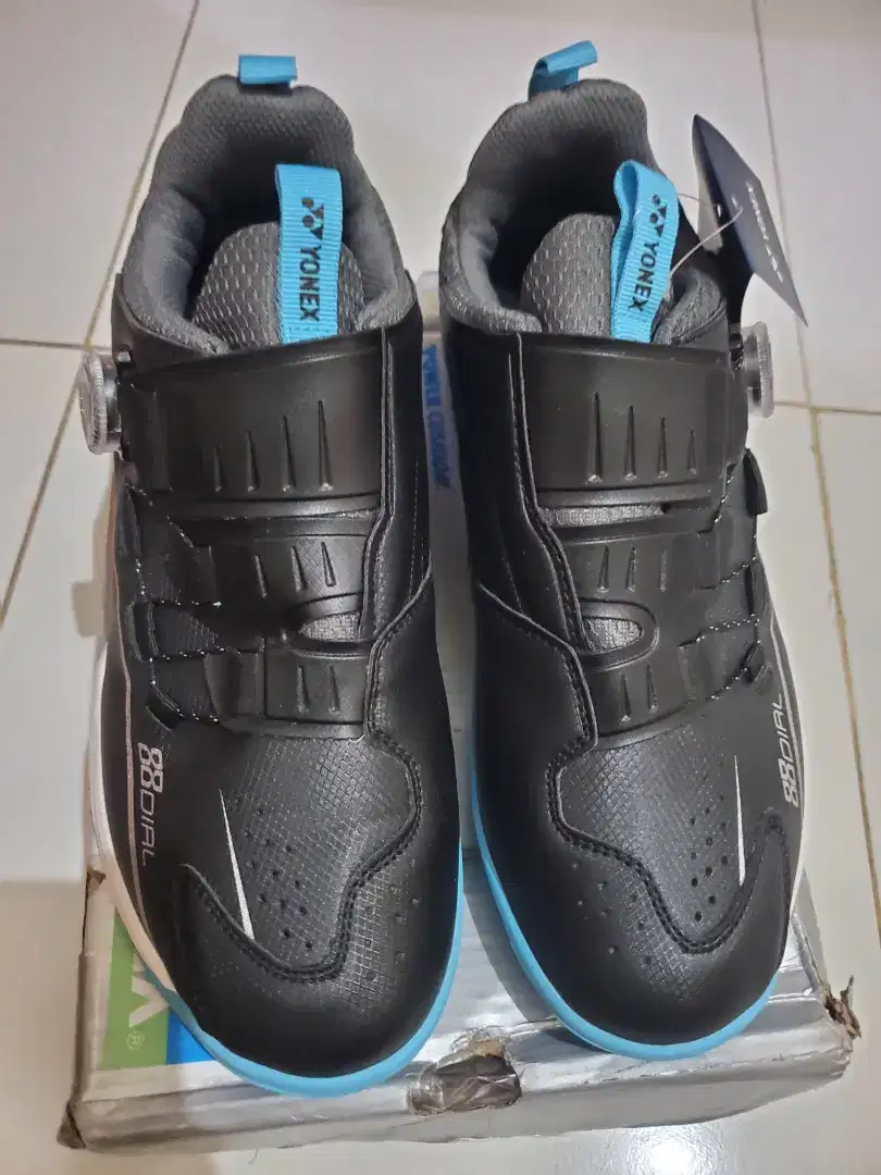 Sepatu badminton yonex BOA dial, size 42-(27cm)