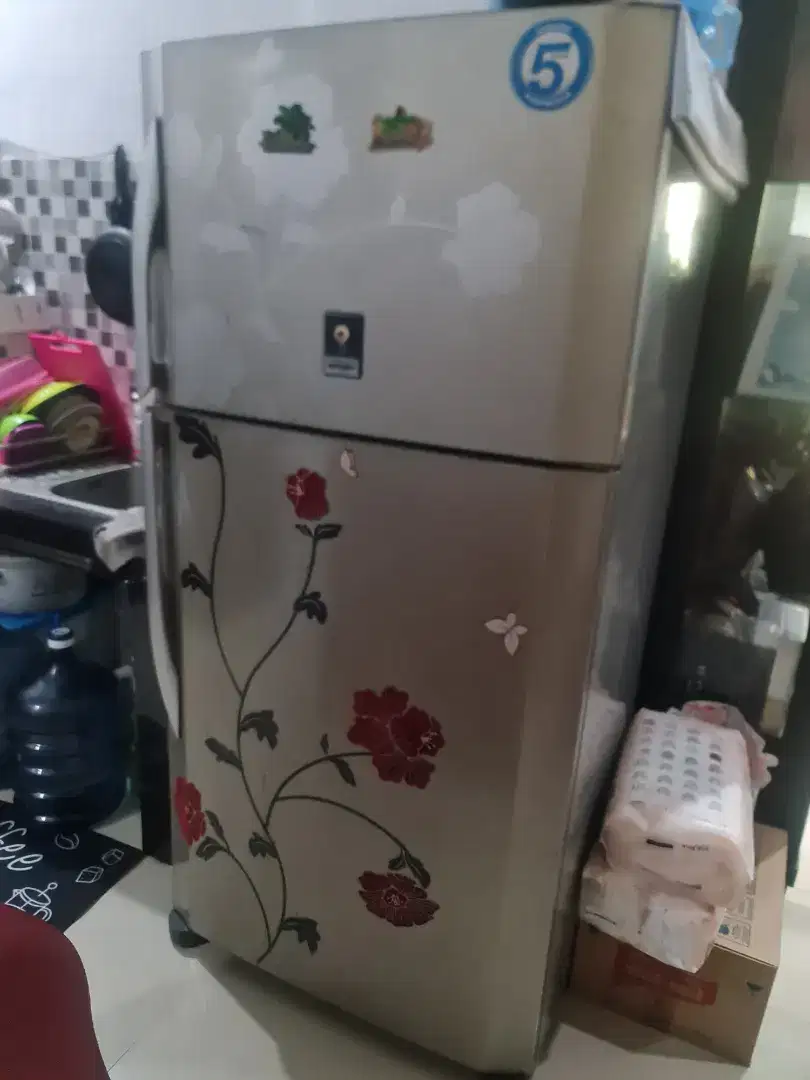 Kulkas kapasitas besar merk Sharp. Bagi yg berminat harga nego tipis