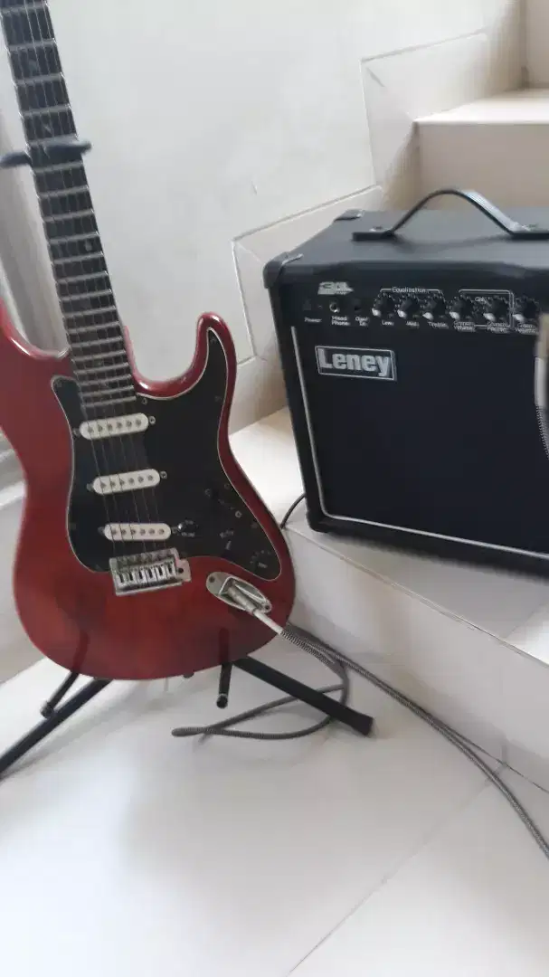 Gitar listrik / elektrik plus ampli leney kondisi mulus