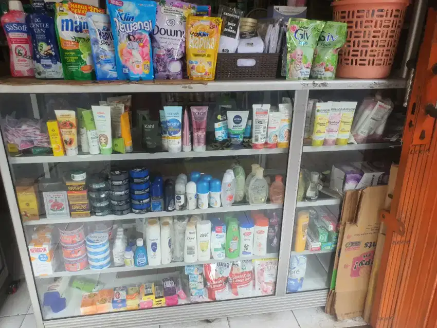 Dijual isi Toko kosmetik beserta Etalase dan Rak nya