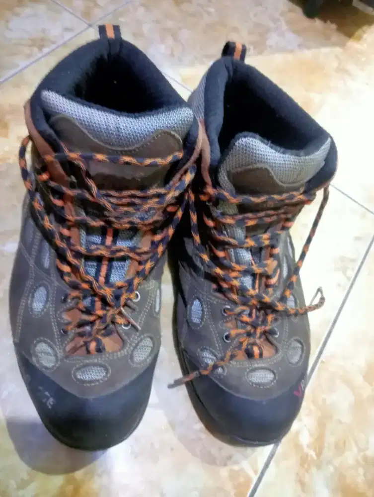 Sepatu gunung tabal