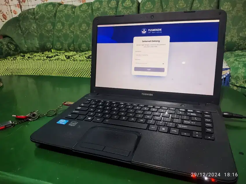 Laptop Toshiba ram 4gb • ssd • murah • slim