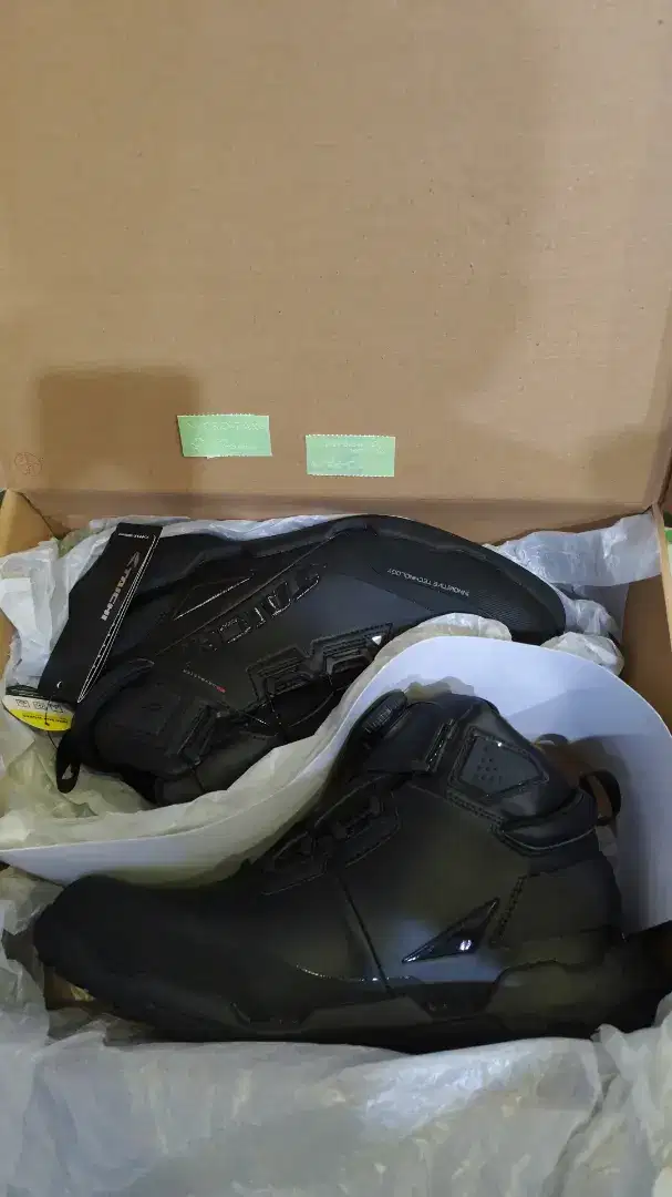 Sepatu turing Taichi dan alphinestar