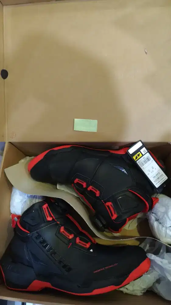 Sepatu turing Taichi dan alphinestar