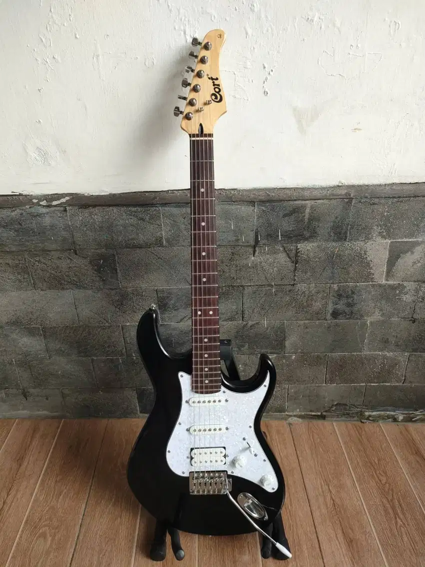 Gitar Elektrik Cort G115 Warna Hitam & Amplifier Cort CM15R