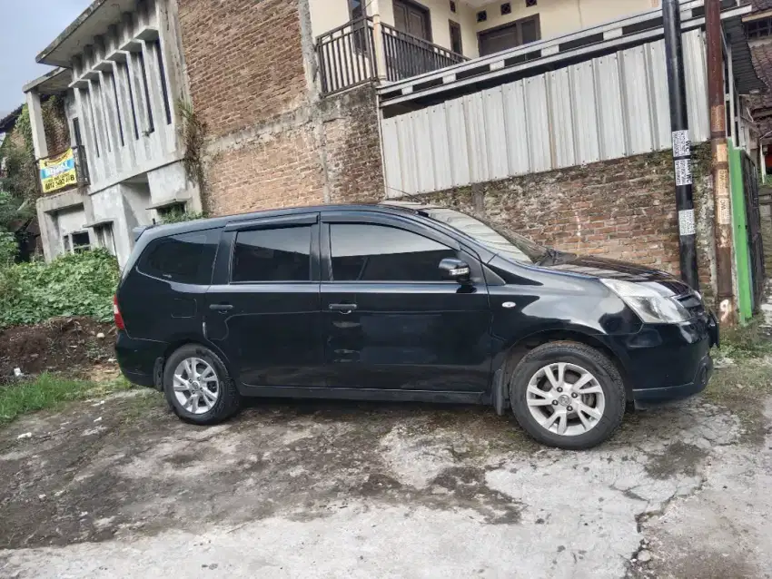 Dijual Mobil Nissan Grandlivina thn 2013 warna hitam Manual