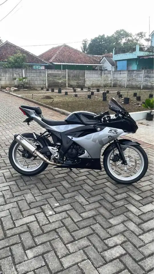 Suzuki GSX 150R Hitam