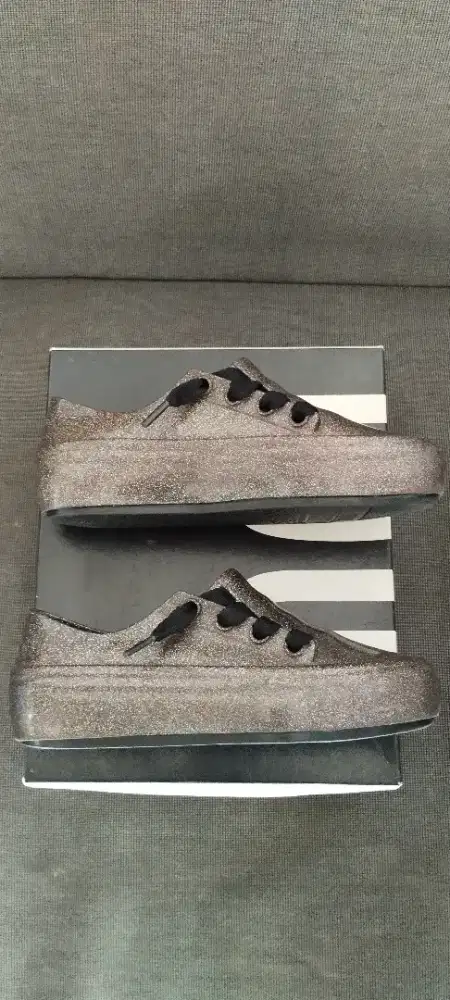 Sepatu bekas Melissa Ultisa