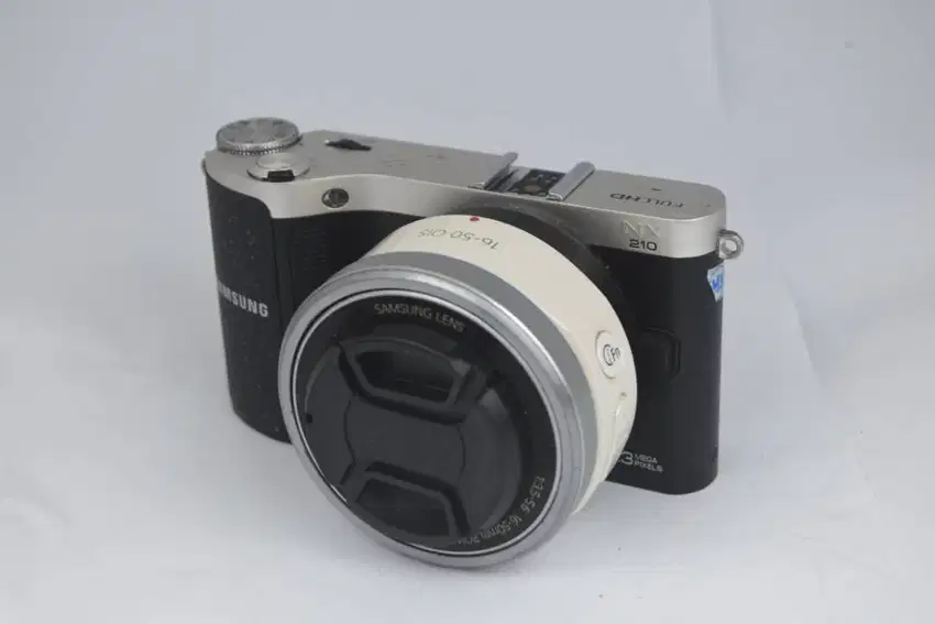 Kamera Mirrorless Samsung NX210 Wifi Full HD Vlogable