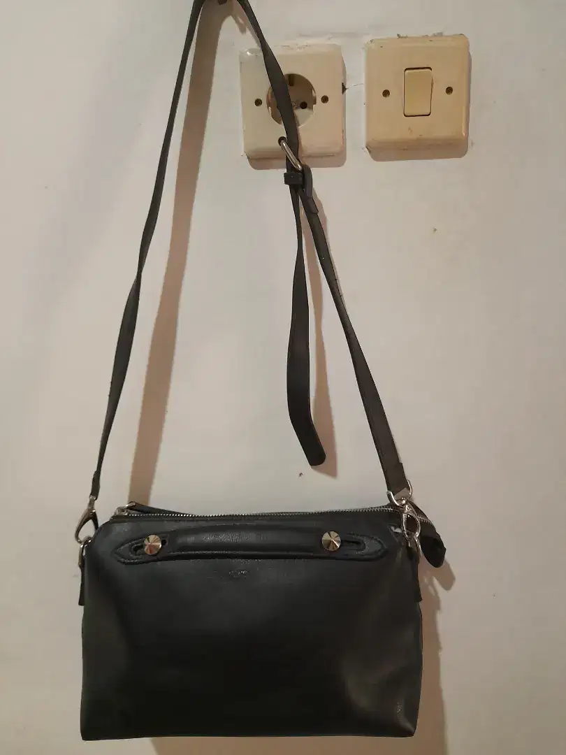 Sling bag kulit warna hitam