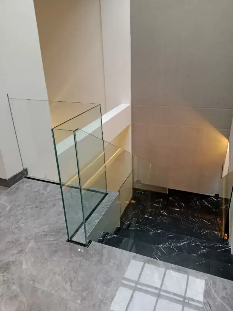 Railing Tangga Kaca Frameless