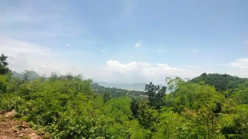 Tanah view laut dan sunset di kawasan berkembang labuan bajo