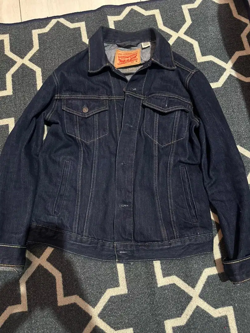 Levi’s trucker denim jacket