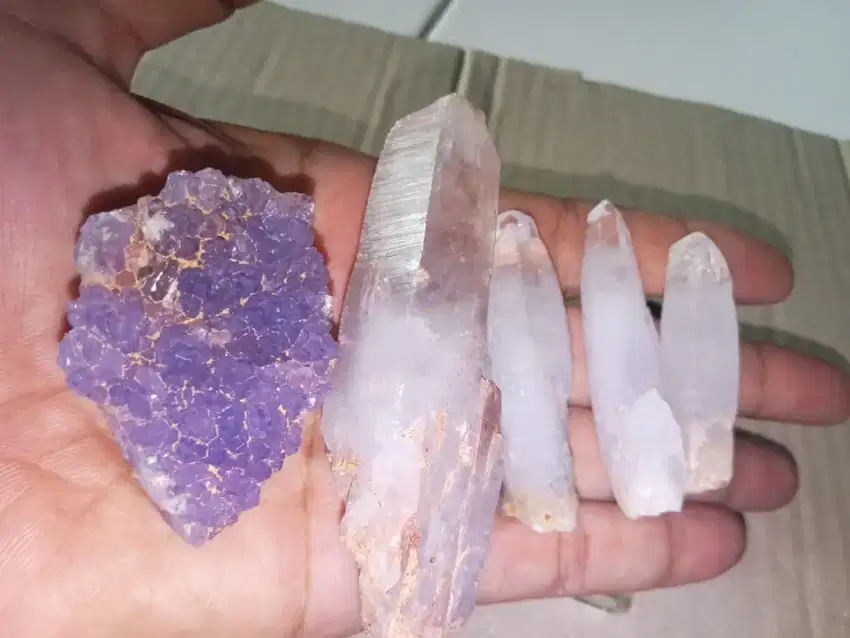 Batu kristal kecubung atau quartz