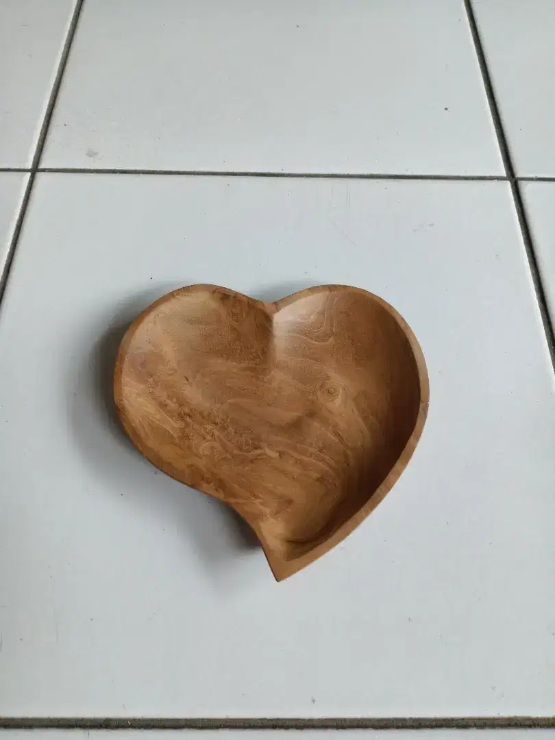 Piring Love lengkung dari kayu Jati