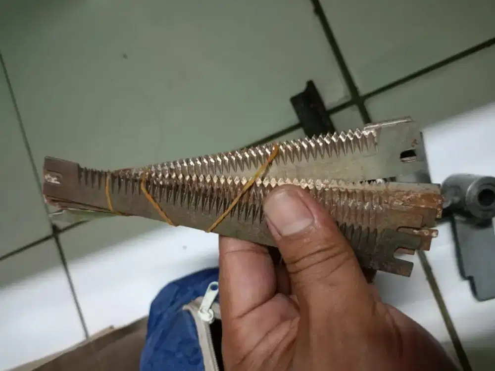 Pisau pemotong kemasan renceng