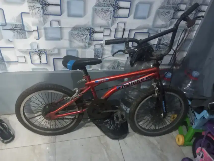 SEPEDA BMX UNITED UK 20