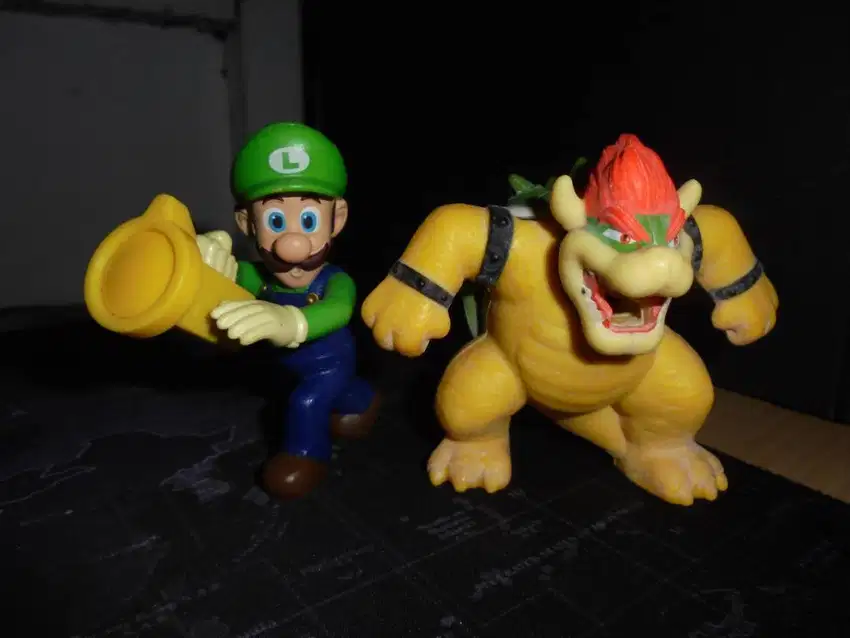 Figure Luigi dan Bowser