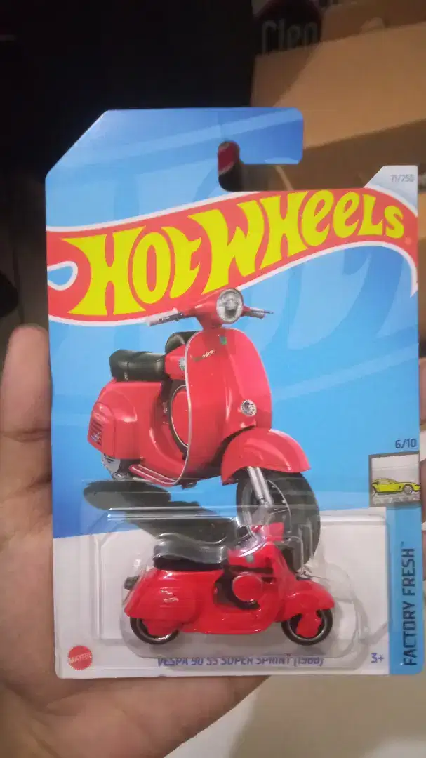 Hotwheels Vespa Merah