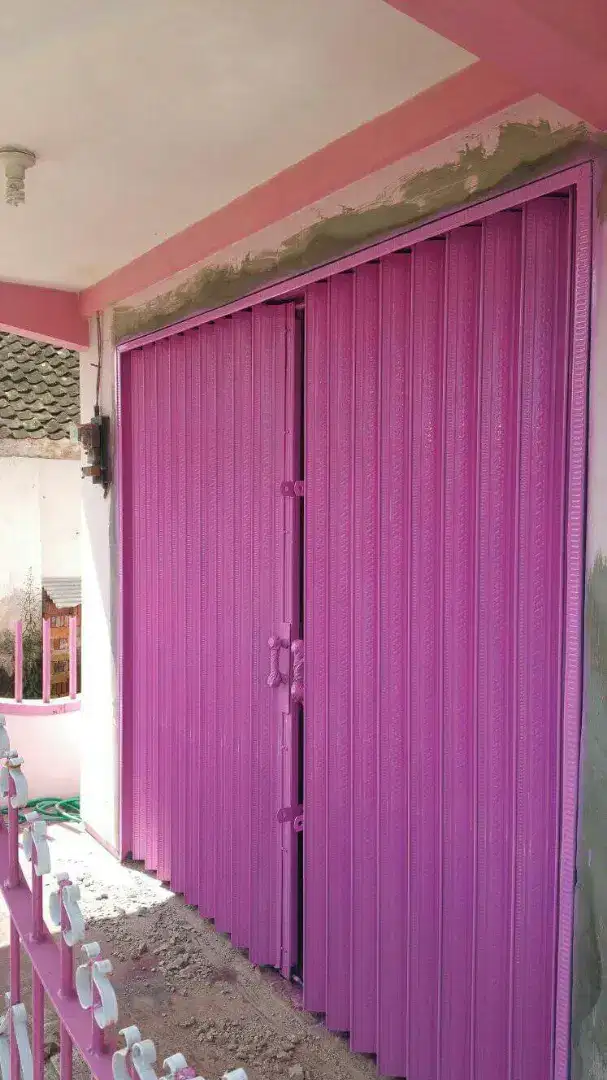 Folding gate rooling door