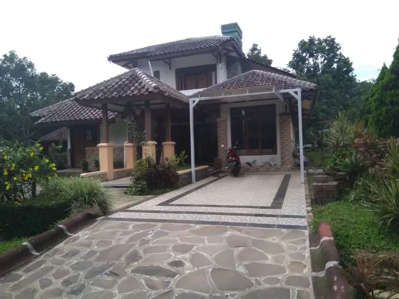 Dijual Villa Lokasi Strategis di Ciater Subang Jawa Barat