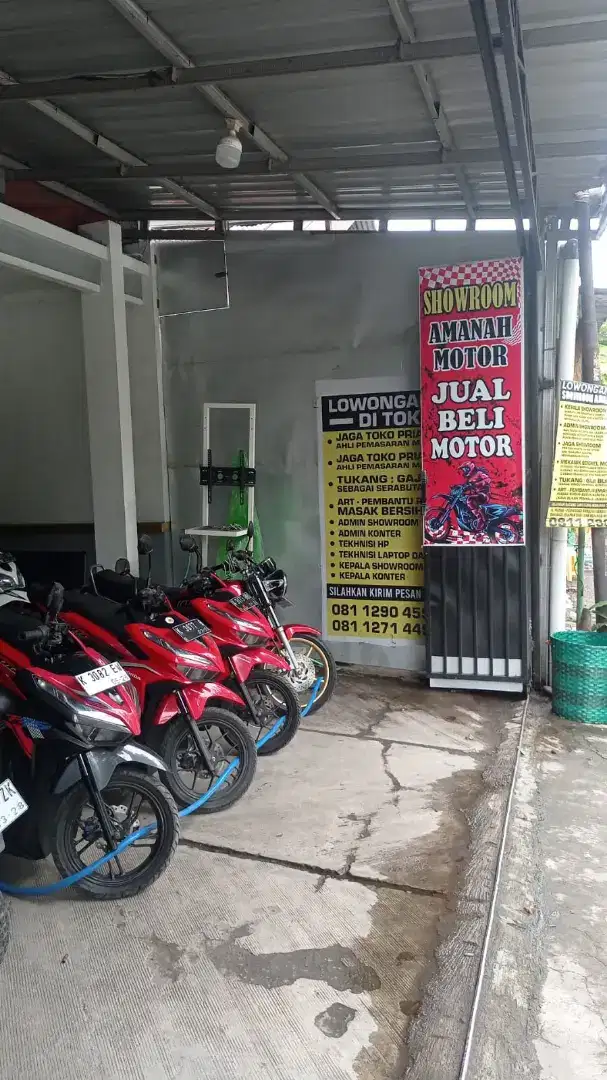 LOKER SHOWROOM MOTOR