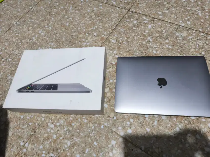 Macbook Pro 13 inch i5 Retina ram 8Gb storage 128GB touchbar