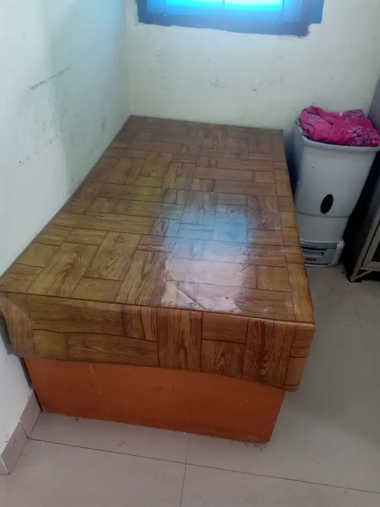 Meja multifungsi minimalis. Kuah kokoh