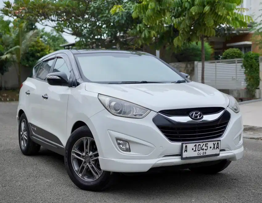 HYUNDAI TUCSON 2.0 XG AT BENSIN PUTIH 2013 KM 126rb