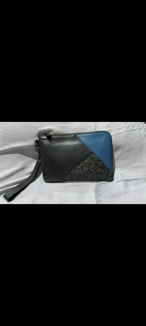Bonia cluth hitam