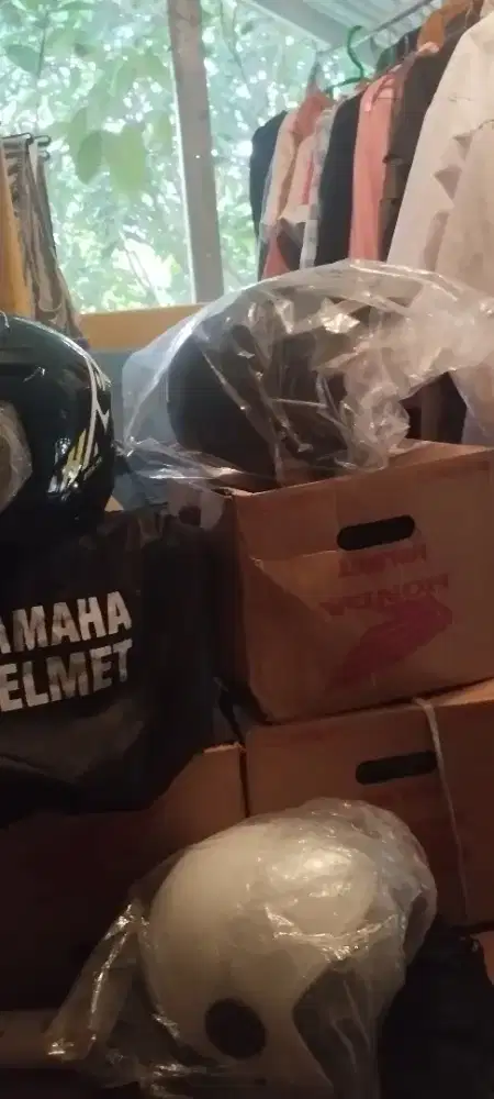 Helm Standar Honda (Hitam dan Putih), Yamaha (Hitam)