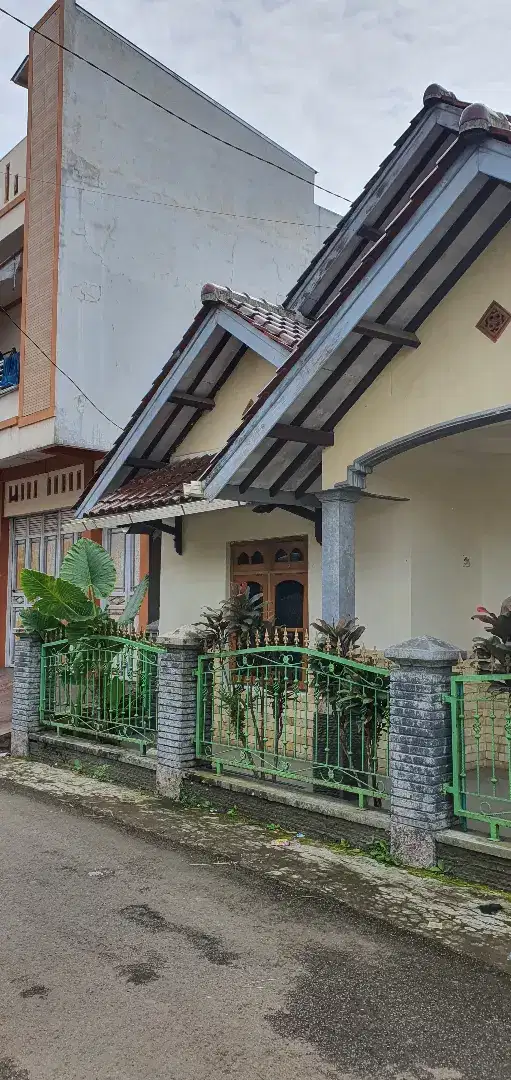 RUMAH DISEWAKAN COCOK UNTUK KANTOR/KELUARGA BESAR