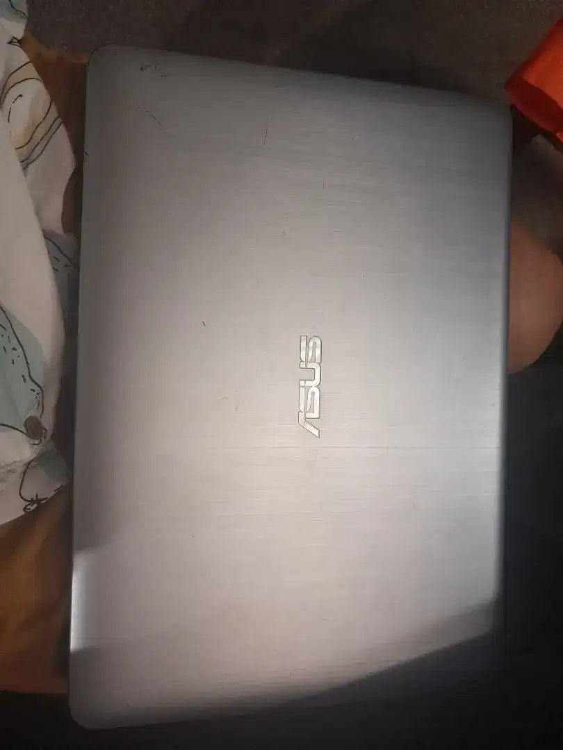 Leptop asus silver