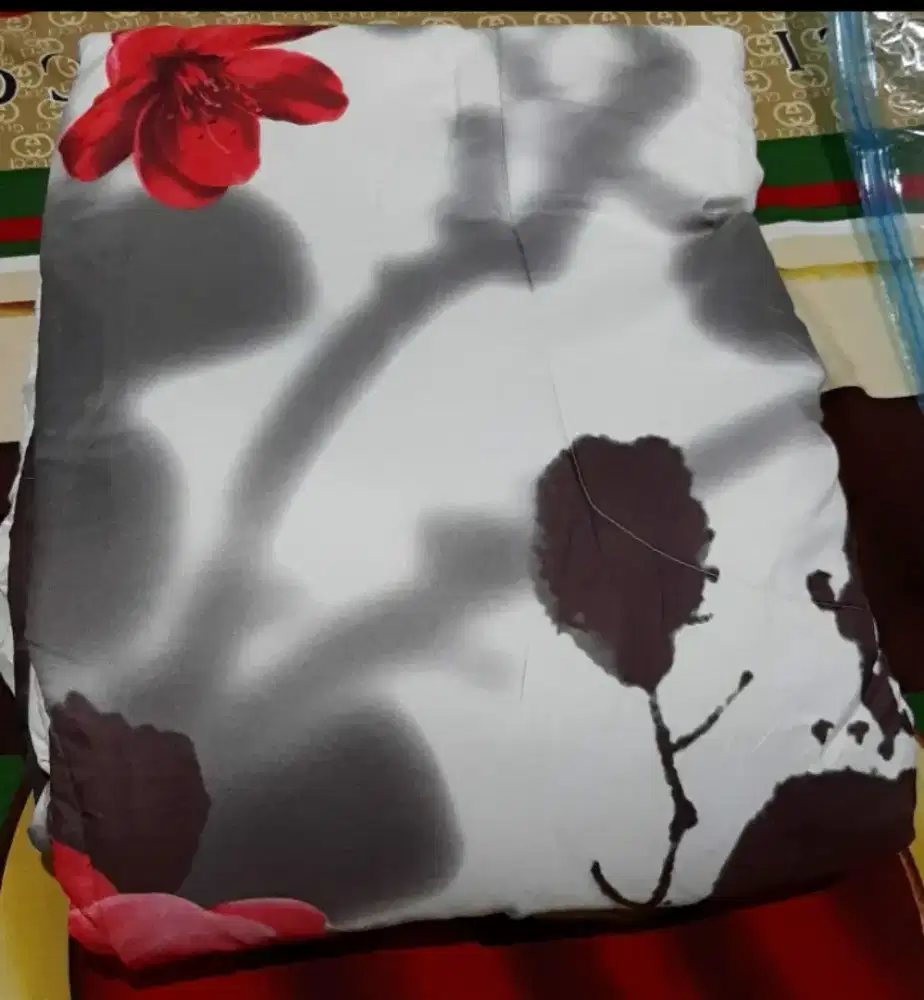 Bedcover motif bunga warna merah putih UK kingsize besar