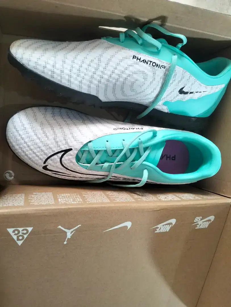 Sepatu futsal baru