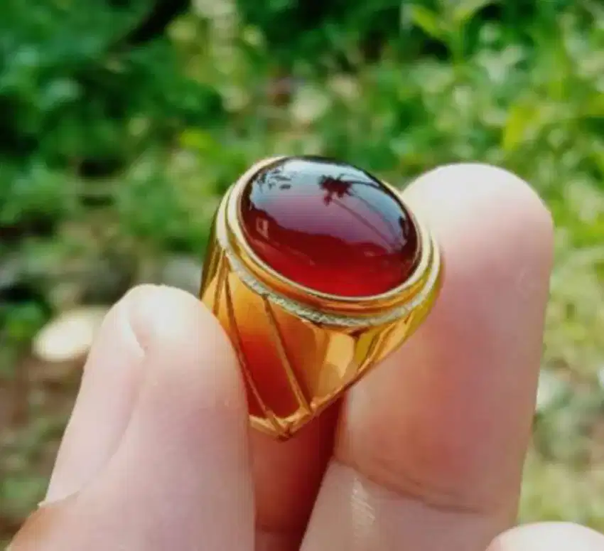 Cincin dengan mata cincin amber Sumatra berkualitas