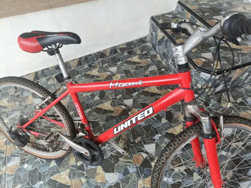 Sepeda MTB united Miami warna Merah